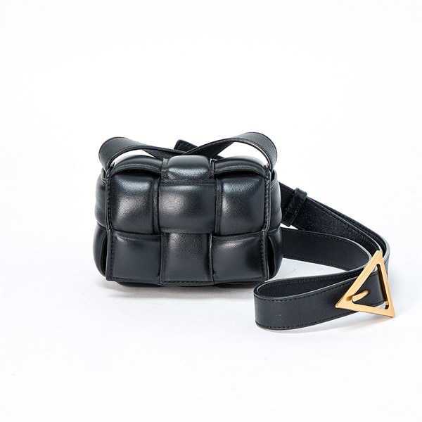 BOTTEGA VENETA カセット パテッドミニ ショルダーバッグ ブラック ゴールド レザー