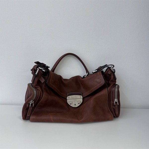 PRADA トライアングル ハンドバッグ ブラウン レザー
