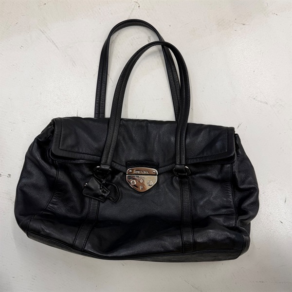 PRADA トライアングル ハンドバッグ ブラック レザー