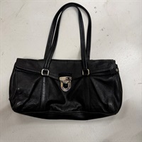 PRADA トライアングル ショルダーバッグ ブラック レザー