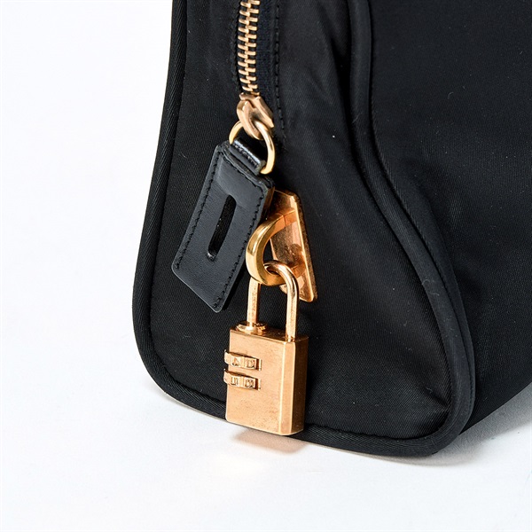 PRADA トライアングル ショルダーバッグ ブラック ゴールド テスートの画像6