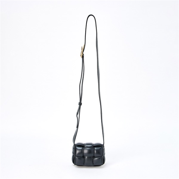 BOTTEGA VENETA カセット パテッドミニ ショルダーバッグ ブラック ゴールド レザーの画像4